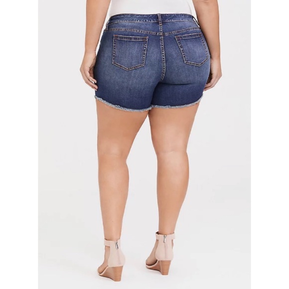 π Camo Underlay Classic Denim Short Vintage Stretch Medium Wash 26 NWT Torrid - Picture 2 of 4